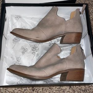 Super cute ankle booties!